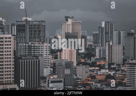 Kuala Lumpur, Malaysia - Jun 09 2022: Hochhäuser an einem bewölkten Tag im Herzen der Stadt Kuala Lumpur in Malaysia. Blick auf Wolkenkratzer in Kual Stockfoto