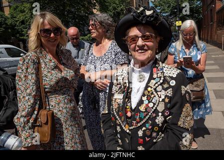 Bow, London, Großbritannien. 5.. Juli 2022. Englische Tradition Blaue Plakette enthüllt zu Ehren des Streiks von 1.400 East End Bryant und May Matchgirls aus dem Jahr 1888. Perly Queen unter den enthüllenden Zuschauern. Kredit: Stephen Bell/Alamy Live Nachrichten Stockfoto