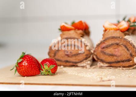 Schweizer Schokoladenkuchen. Hausgemachte Kuchenrolle mit Schokolade Stockfoto