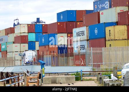 Felixstowe, Suffolk, Großbritannien - 5. Juli 2022: Container im Hafen gestapelt. Stockfoto