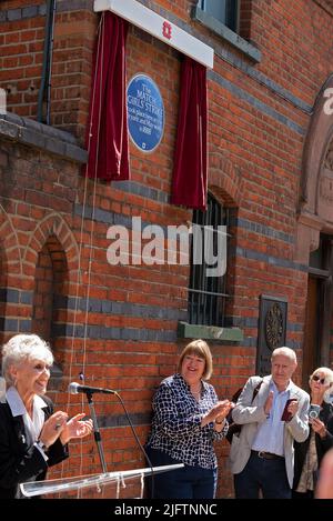 Bow, London, Großbritannien. 5.. Juli 2022. Englische Tradition Blaue Plakette enthüllt zu Ehren des Streiks von 1.400 East End Bryant und May Matchgirls aus dem Jahr 1888. Die Schauspielerin Anita Dobson enthüllte die blaue Matchgirls-Plakette. Kredit: Stephen Bell/Alamy Live Nachrichten Stockfoto