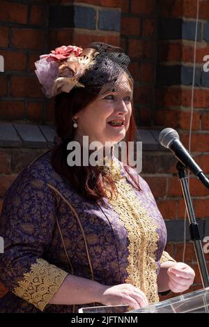 Bow, London, Großbritannien. 5.. Juli 2022. Englische Tradition Blaue Plakette enthüllt zu Ehren des Streiks von 1.400 East End Bryant und May Matchgirls aus dem Jahr 1888. Lottie Walker singt das Matchgirts-Streiklied. Kredit: Stephen Bell/Alamy Live Nachrichten Stockfoto