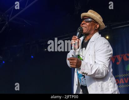 Chris Amoo von The Real Thing treten beim Wychwood Festival, Cheltenham, Großbritannien, auf. 4. Juni 2022 Stockfoto