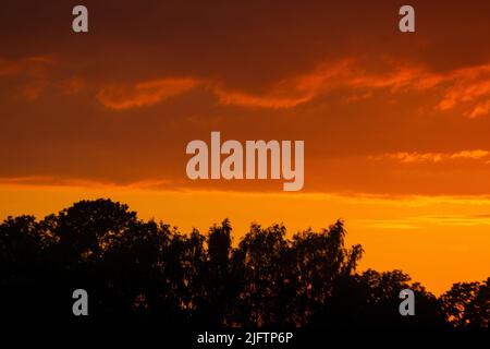 Bunte Wolken verschiedener Schattierungen auf sunrise Himmel. Abstrakte und dramatische Wolken Hintergrund. Stockfoto