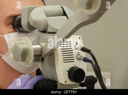 Kiew, Ukraine 22. August 2020: Zahnarzt Doctor's Instrument Microscope Close-Up Stockfoto