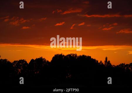 Bunte Wolken verschiedener Schattierungen auf sunrise Himmel. Abstrakte und dramatische Wolken Hintergrund. Stockfoto