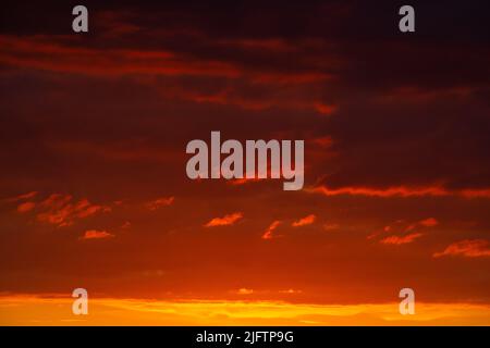Bunte Wolken verschiedener Schattierungen auf sunrise Himmel. Abstrakte und dramatische Wolken Hintergrund. Stockfoto