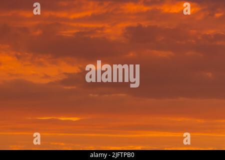 Bunte Wolken verschiedener Schattierungen auf sunrise Himmel. Abstrakte und dramatische Wolken Hintergrund. Stockfoto