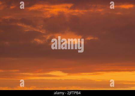 Bunte Wolken verschiedener Schattierungen auf sunrise Himmel. Abstrakte und dramatische Wolken Hintergrund. Stockfoto