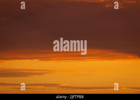 Bunte Wolken verschiedener Schattierungen auf sunrise Himmel. Abstrakte und dramatische Wolken Hintergrund. Stockfoto