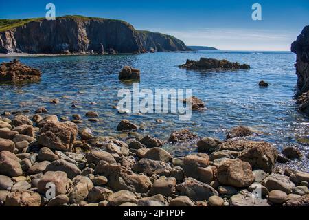 Bild der Ballyvooney Cove an der Küste von County Waterford in Irland. Stockfoto