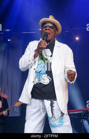 Chris Amoo von The Real Thing treten beim Wychwood Festival, Cheltenham, Großbritannien, auf. 4. Juni 2022 Stockfoto