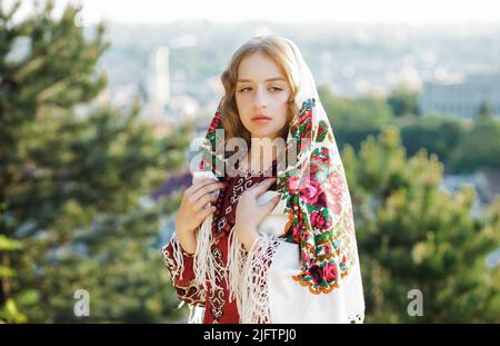 Porträt einer ernsthaften Blondine in traditioneller Nationalkleidung. Stockfoto