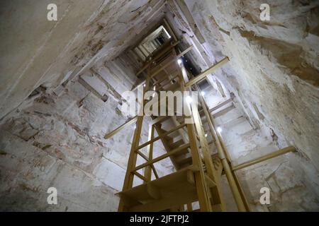 Gizeh. 5.. Juli 2022. Das Foto vom 5. Juli 2022 zeigt eine Innenansicht der gebogenen Pyramide in Gizeh, Ägypten. Die über 4.000 Jahre alte gebogene Pyramide wurde als die 'gebogene Pyramide' oder 'die Pyramide mit zwei Winkeln' genannt, weil sie zwei verschiedene Neigungswinkel von der Basis zur Oberseite hatte. Quelle: Sui Xiankai/Xinhua/Alamy Live News Stockfoto