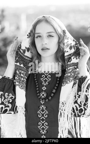 Porträt einer schönen Blondine in traditioneller Nationalkleidung. Stockfoto