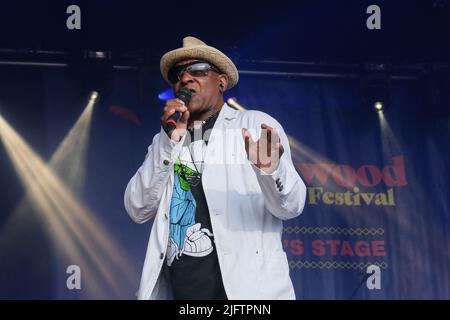 Chris Amoo von The Real Thing treten beim Wychwood Festival, Cheltenham, Großbritannien, auf. 4. Juni 2022 Stockfoto