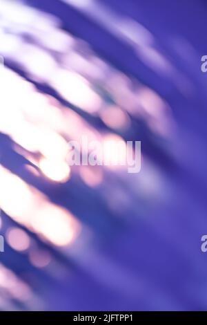 Violett oder violett sehr peri lebendige abstrakte Texturen. Bokeh 2022 Trend sehr Peri Farbstruktur. Stockfoto