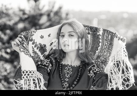 Porträt einer schönen Blondine in traditioneller Nationalkleidung. Stockfoto