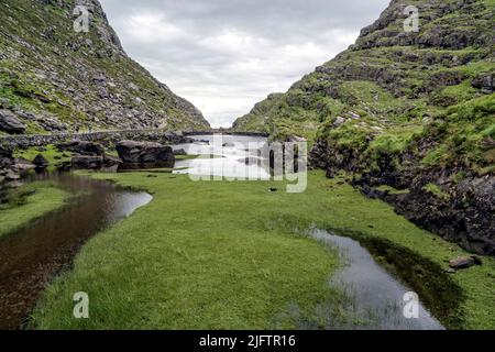 Einer der Seen am Gap of Dunloe liegt zwischen zwei Bergkämmen. County Kerry, Irland. Stockfoto