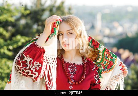 Porträt einer hübschen Blondine in traditioneller Nationalkleidung. Stockfoto