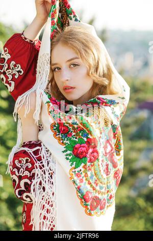 Porträt einer hübschen Blondine in traditioneller Nationalkleidung. Stockfoto