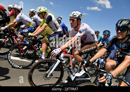 Tour de France: Etappe 4 Dunkirk nach Calais. 5.. Juli 2022. Calais, Frankreich. 5.. Juli 2022. Bob Jungels aus Luxemburg und das Ag2r-Team von CROEN und Georg Zimmermann aus Deutschland sowie das Team Intermarche-Wanty-Gobert waren während der Etappe 4 der Tour De France, Dunkerque nach Calais im Einsatz. Kredit: Pete Goding/Alamy Live Nachrichten Stockfoto