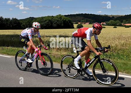 Tour de France: Etappe 4 Dunkirk nach Calais. 5.. Juli 2022. Calais, Frankreich. 5.. Juli 2022. Magnus Cort Nielsen aus Dänemark und EF Education-Easypost (links) und Anthony Perez aus Frankreich und Team Cofidis während der Etappe 4 der Tour De France, Dunkerque nach Calais. Kredit: Pete Goding/Alamy Live Nachrichten Stockfoto