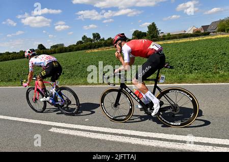 Tour de France: Etappe 4 Dunkirk nach Calais. 5.. Juli 2022. Calais, Frankreich. 5.. Juli 2022. Magnus Cort Nielsen aus Dänemark und EF Education-Easypost (links) und Anthony Perez aus Frankreich und Team Cofidis während der Etappe 4 der Tour De France, Dunkerque nach Calais. Kredit: Pete Goding/Alamy Live Nachrichten Stockfoto