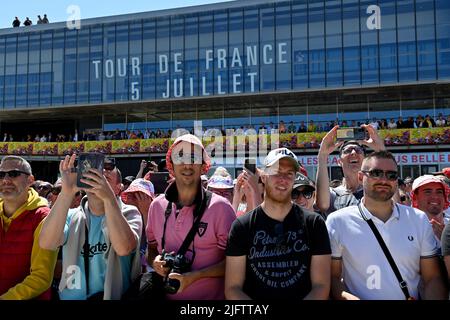 Tour de France: Etappe 4 Dunkirk nach Calais. 5.. Juli 2022. Calais, Frankreich. 5.. Juli 2022. Die Zuschauer blicken auf die Etappe 4 der Tour De France, Dunkerque bis Calais. Kredit: Pete Goding/Alamy Live Nachrichten Stockfoto