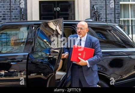 London, Großbritannien. 5.. Juli 2022. Nadhim Zahawi, Bildungsminister, kommt an. Kabinettssitzung in der Downing Street Nr. 10. Eines der zu diskutierenden Themen ist das Verhalten des stellvertretenden Chief Whip Chris Pincher, der nach einem trunkenen Antasten zweier Männer zurückgetreten ist. Kredit: Karl Black/Alamy Live Nachrichten Stockfoto