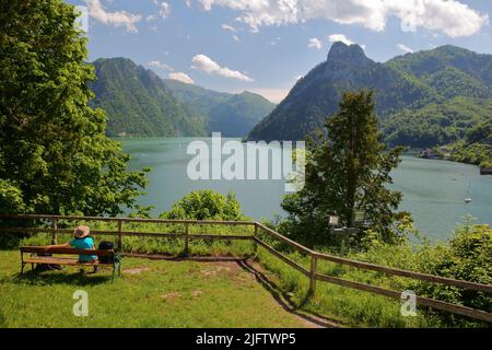 Grüner Blick auf den Traunsee von der Johannesbergkapelle in Traunkirchen, Salzkammergut, Steiermark, Österreich, Europa Stockfoto