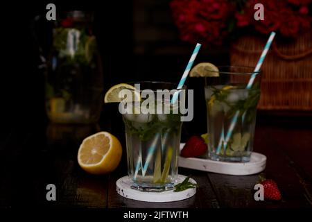 Hausgemachter Mojito mit Zitrone, Limette und Minze. Erfrischende, diätetirende, entgiftende, natürliche, alkoholfreie Sommercocktails. Gesunde, erfrischende Cocktails. Sommerliche Getränke. Stockfoto