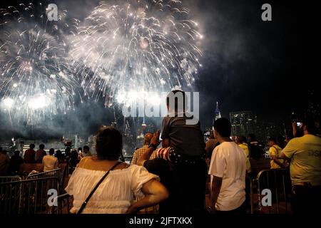 New York, Usa. 04.. Juli 2022. Macy's Feuerwerk vom 4.. Juli aus der Sicht von Long Island City, Queens (Foto: Lev Radin/Pacific Press) Quelle: Pacific Press Media Production Corp./Alamy Live News Stockfoto