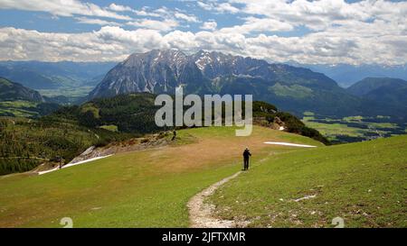 Panoramablick vom Berg Lawinenstein in Tauplitz, Salzkammergut, Steiermark, Österreich, Europa, Mit der Grimming Bergkette Stockfoto