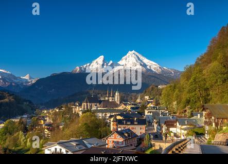 Blick über Berchtesgaden vor dem Watzmann im Morgenlicht, Bayern, Deutschland Stockfoto