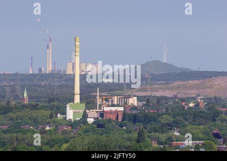 Schornsteine und Kühltürme im Ruhrgebiet bei Bochum, vom Tippelsberg aus gesehen Stockfoto