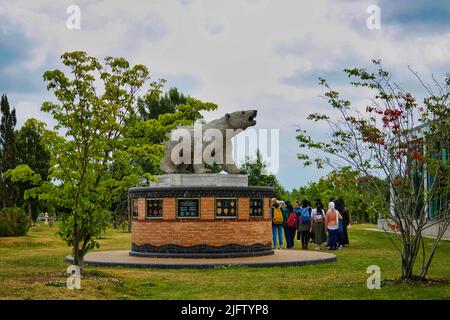 Eine Gruppe von Besuchern bewundert das Polar Bear Association Memorial, ein Denkmal im National Memorial Arboretum, Staffordshire, England, Großbritannien Stockfoto