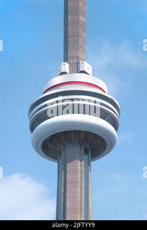 CN Tower Toronto Ontario Kanada. Nahaufnahme des Hauptpods auf dem freistehenden Turm, der eine Aussichtsplattform, ein Restaurant und ein Kommunikationsturm ist. Stockfoto