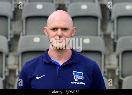 Berlin, Deutschland. 05.. Juli 2022. Hertha BSC-Spieler, Trainer und Support-Mitarbeiter während der offiziellen Fotosession im Amateurstadion auf dem Olympiagelände. Daniel Fischer, Assistant Coach Analysis. Quelle: Soeeiren Stache/dpa/Alamy Live News Stockfoto