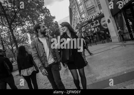 05-14-2016 Paris. Ein paar junge Leute (vielleicht parisiens), die im Mai auf der Champs Elysees Street spazieren und lächeln! Stockfoto