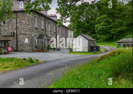 Reihe von Hütten für Steinbruch-Arbeiter in Hodge Schließen Sie den Steinbruch in der Nähe von Coniston in Cumbria Stockfoto