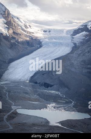 Massiver Schmelzgletscher mit Gletscherbecken am Boden, vertikale Aufnahme, Jasper, Kanada Stockfoto