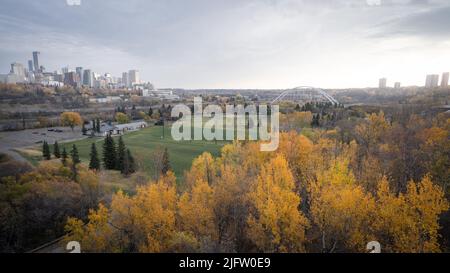 Blick auf das Stadtzentrum mit Herbstfarben bei Sonnenaufgang. Edmonton, Kanada Stockfoto