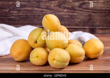 Aprikosen auf Holz Hintergrund. Haufen frischer Aprikosen. Nahaufnahme Stockfoto
