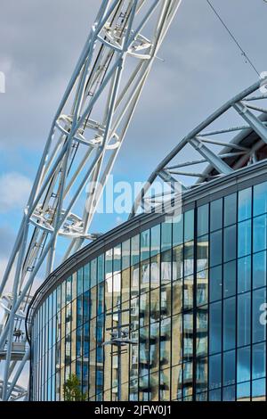 Der Stahlbogen des Wembley-Stadions, der als „Wembley-Bogen“ bekannt ist, trägt die Dachkonstruktion und ist 134 Meter (440 Fuß) hoch mit einer Spannweite von 317 Metern. Stockfoto