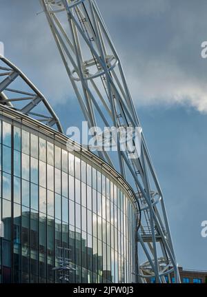 Der Stahlbogen des Wembley-Stadions, der als „Wembley-Bogen“ bekannt ist, trägt die Dachkonstruktion und ist 134 Meter (440 Fuß) hoch mit einer Spannweite von 317 Metern. Stockfoto