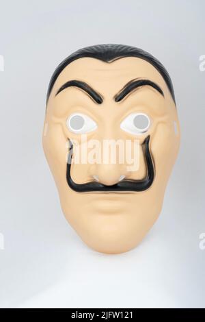 Verpackung der Maske. Eine bunte Casa De Papel Maske, Salvador Dali Stockfoto