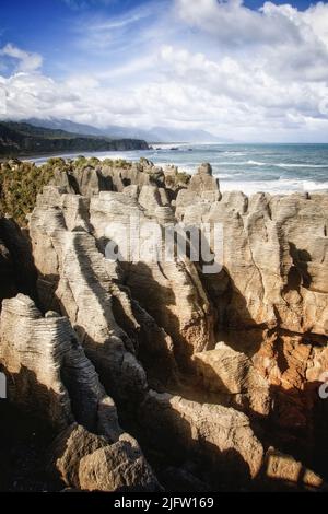 Punakaiki Pancake Rocks und Blowholes am Dolomite Point bei Punakaiki an der Westküste der Südinsel, Neuseeland. Stockfoto