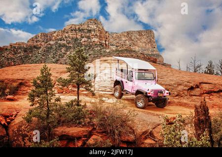 Eine Jeep-Tour erkundet den roten Felsen im Hinterland um Sedona, Arizona. Stockfoto