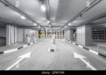 Eingangstor zur Tiefgarage. Parkplatz im Inneren. Stockfoto